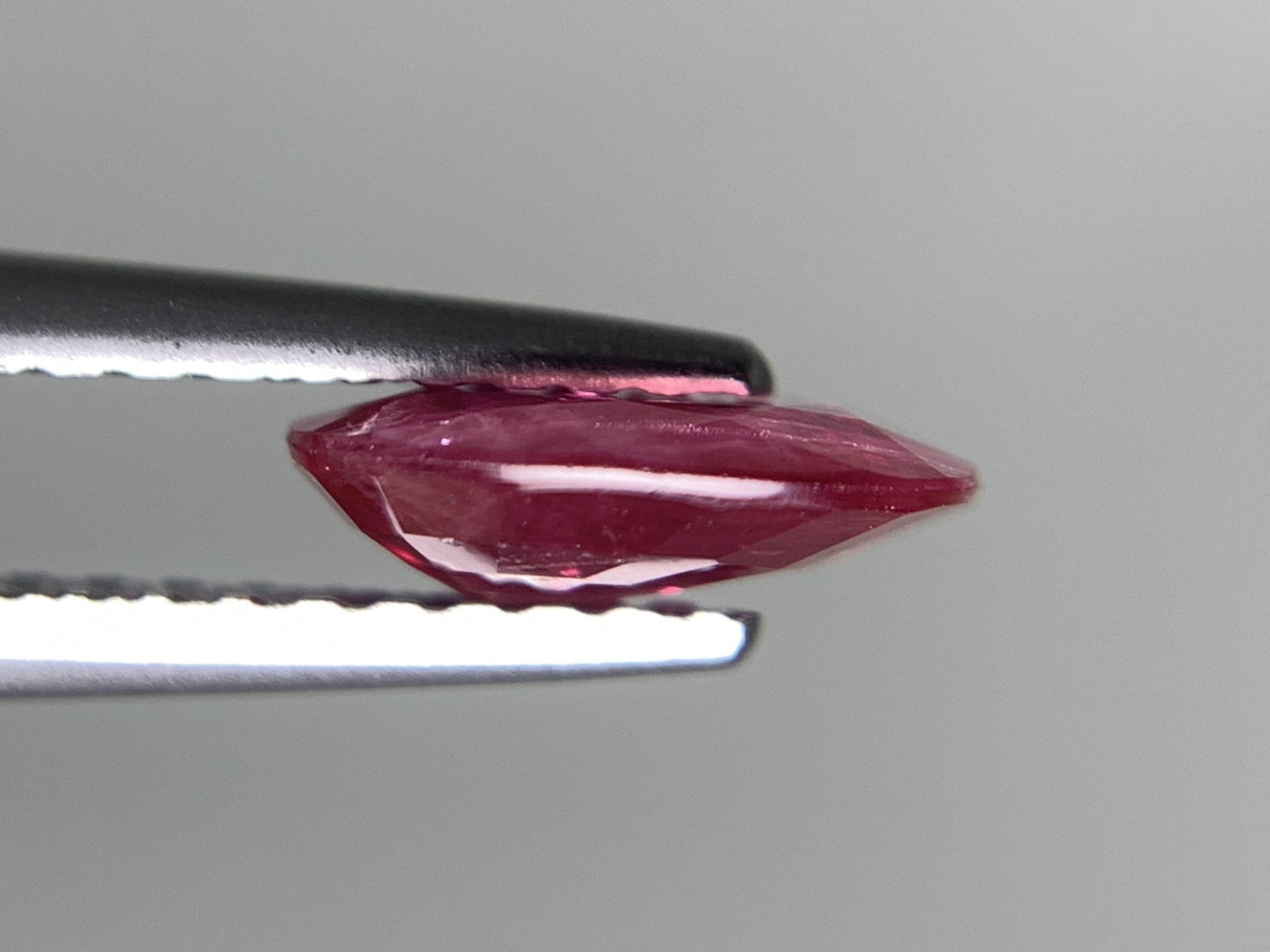 ルビー 天然 1.052ct 宝石ソーティング付き 7.5㎜×6.1㎜×2.3㎜ ルース（ 裸石 ） 2519Y