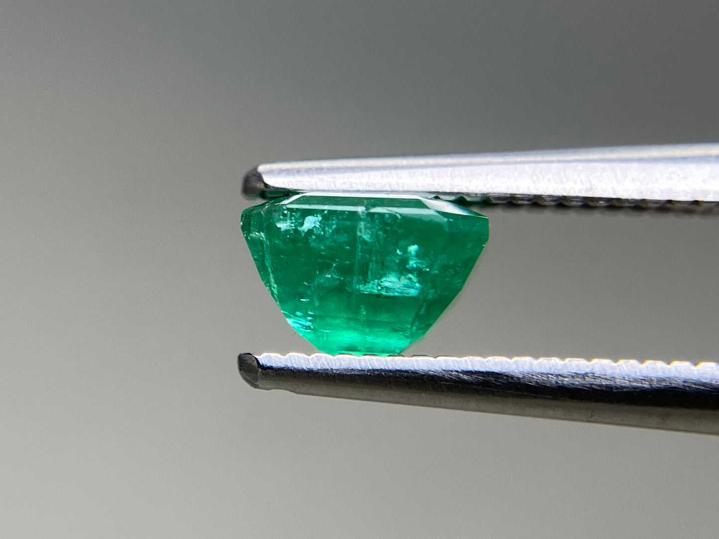 エメラルド 天然 0.993ct 中央宝石ソーティング付き 6.00㎜×5.63㎜×4.00㎜ ルース（ 裸石 ） 7384YY