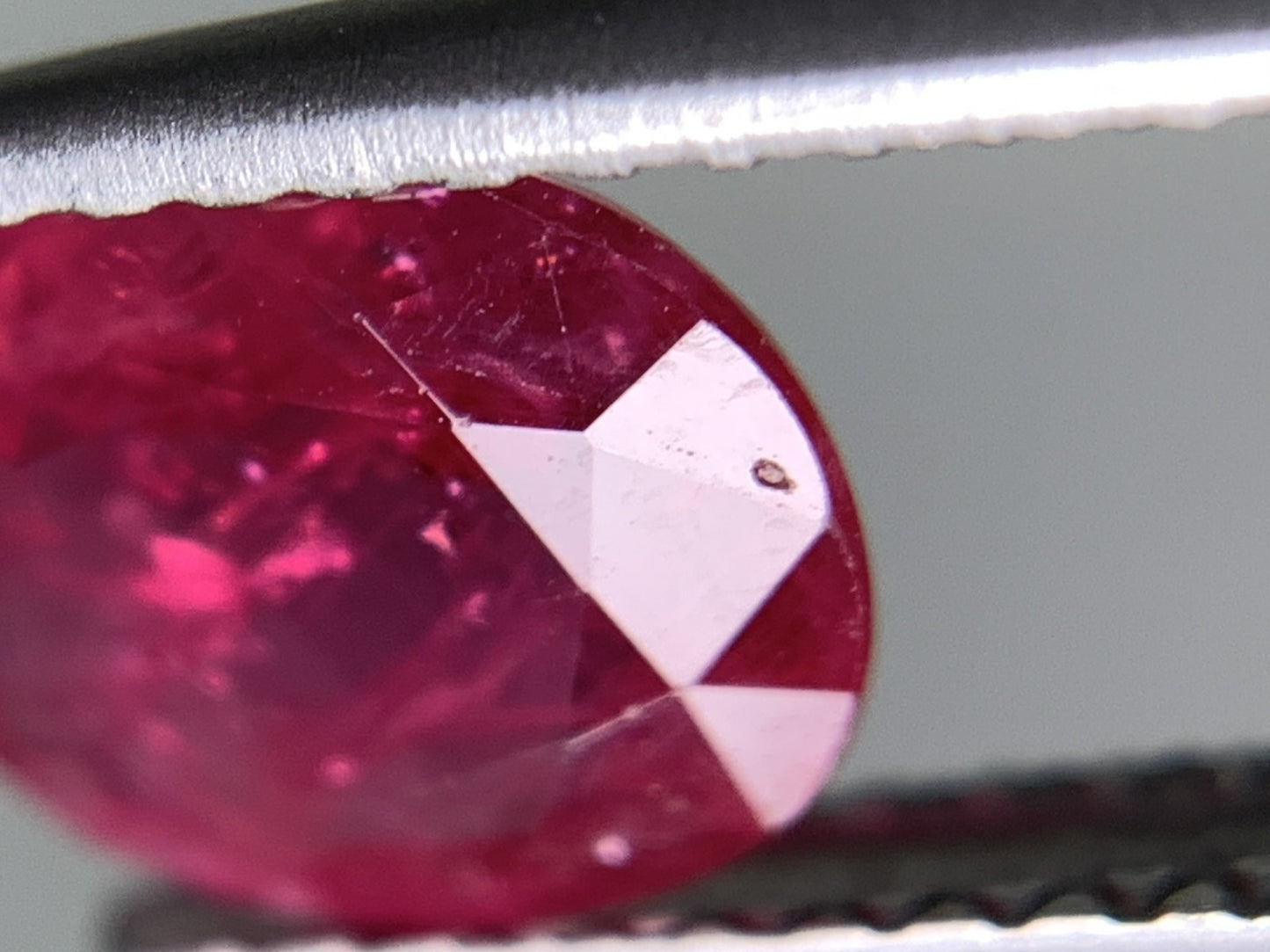 ルビー 天然 1.052ct 宝石ソーティング付き 7.5㎜×6.1㎜×2.3㎜ ルース（ 裸石 ） 2519Y