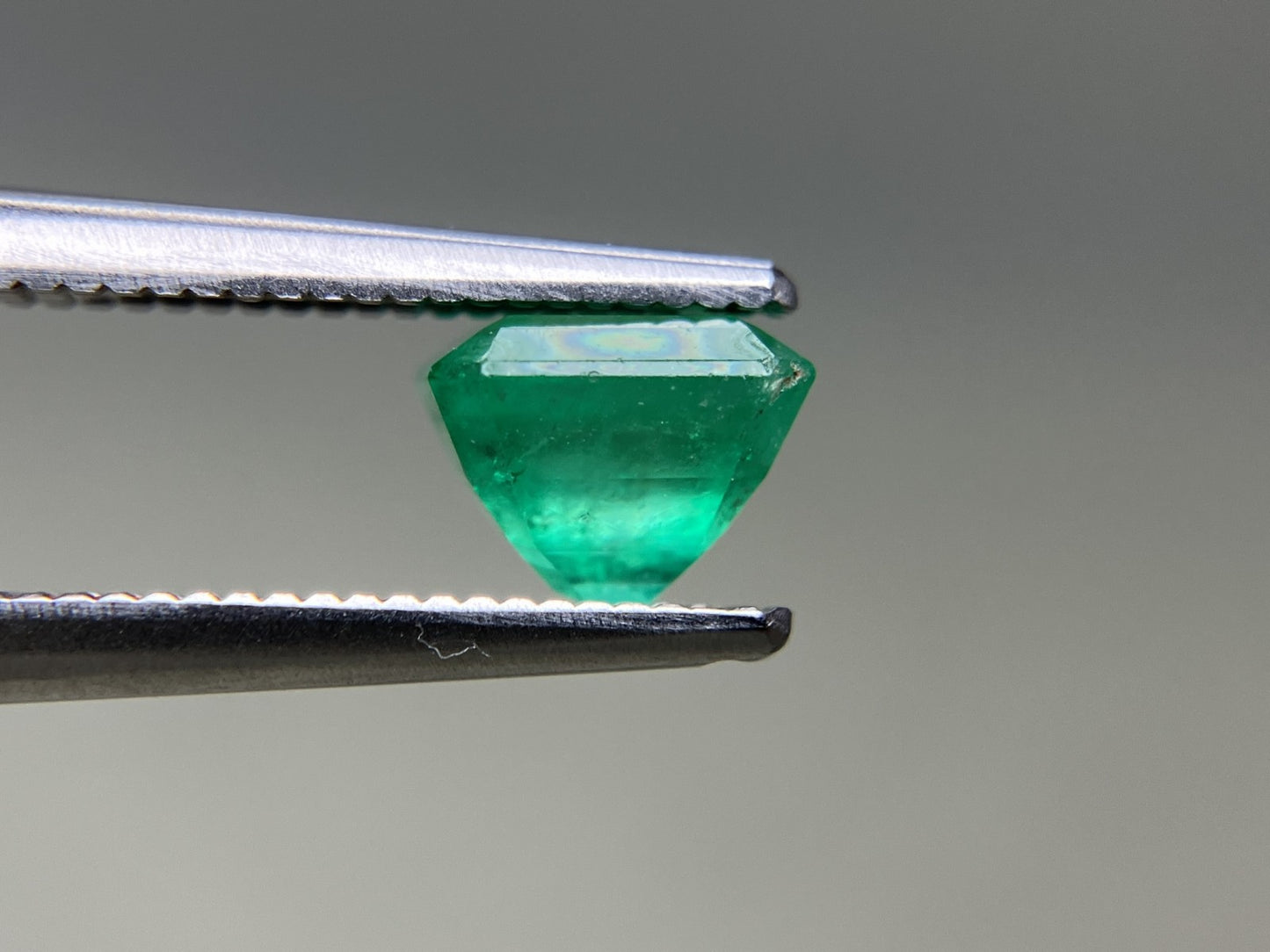 エメラルド 天然 1.032ct 中央宝石ソーティング付き 6.17㎜×5.43㎜×4.73㎜ ルース（ 裸石 ） 7328YY