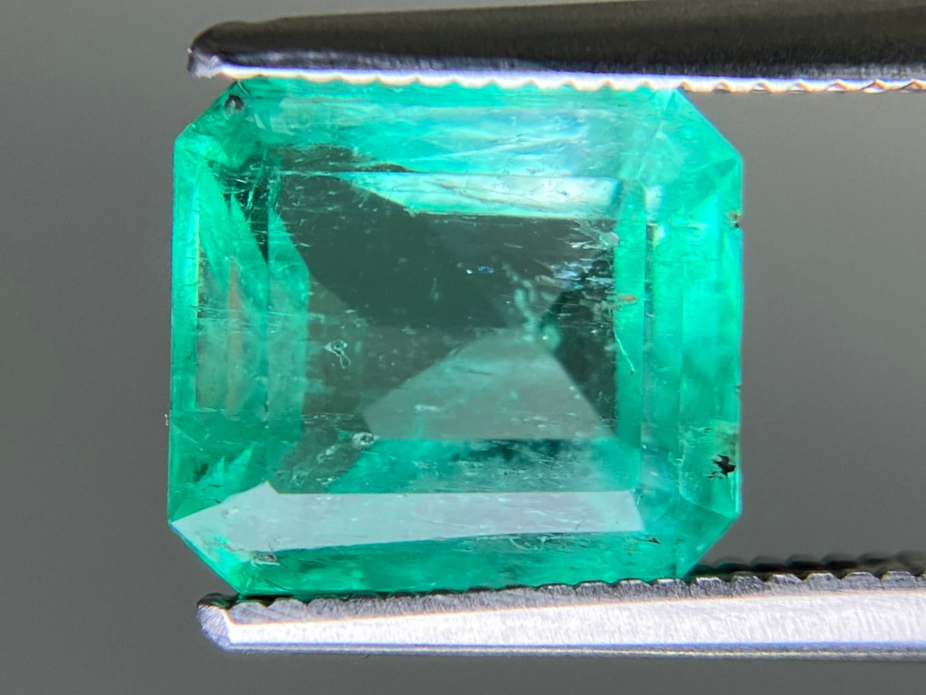 エメラルド 天然 3.063ct 中央宝石ソーティング付き 9.15㎜×8.27㎜×5.61㎜ ルース（ 裸石 ） 7340YY