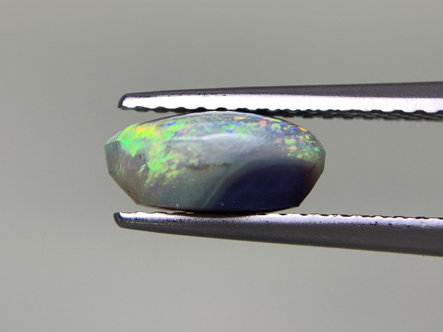 ブラックオパール 1.600ct 宝石ソーティング付き  9.3㎜×6.2㎜×4.3㎜  ルース（ 裸石 ） 2526Y