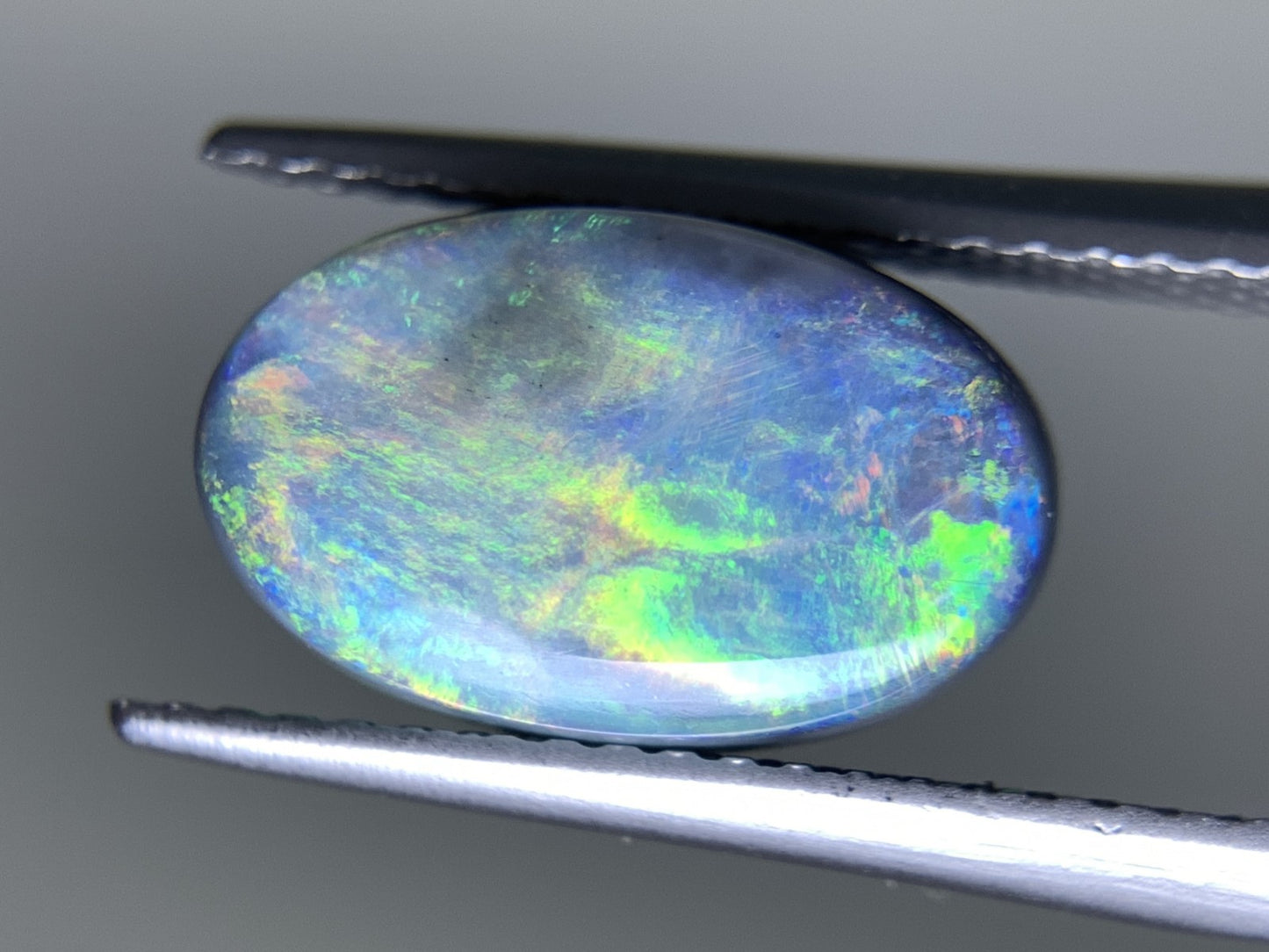 ブラックオパール（両面遊色） 天然 3.603ct 中央宝石ソーティング付き 12.5㎜×7.8㎜×5.4㎜ ルース（ 裸石 ） 5801Y