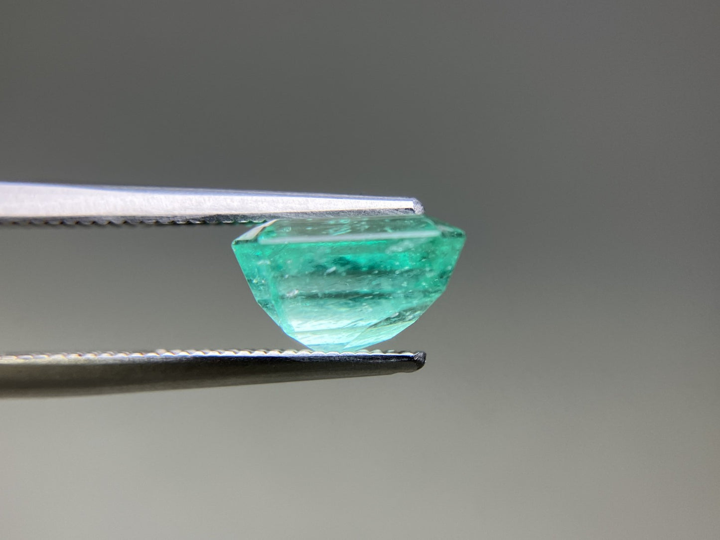 エメラルド 天然 3.063ct 中央宝石ソーティング付き 9.15㎜×8.27㎜×5.61㎜ ルース（ 裸石 ） 7340YY