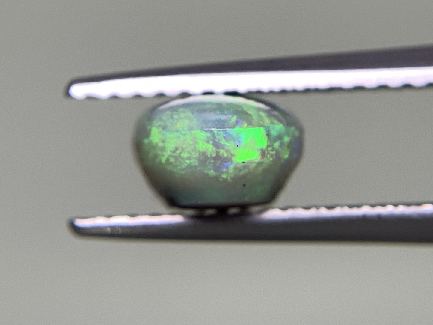 ブラックオパール 1.600ct 宝石ソーティング付き  9.3㎜×6.2㎜×4.3㎜  ルース（ 裸石 ） 2526Y