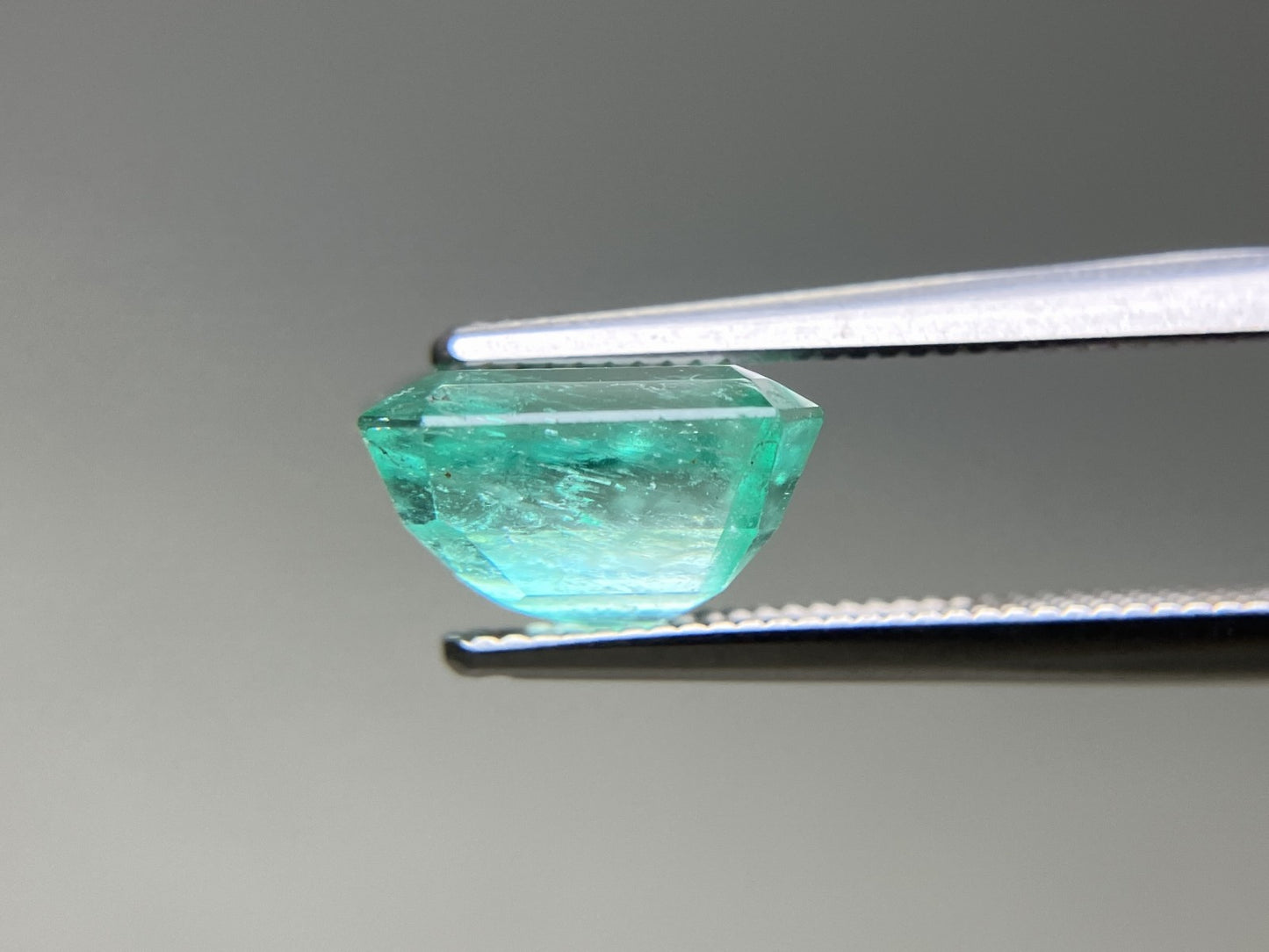 エメラルド 天然 3.063ct 中央宝石ソーティング付き 9.15㎜×8.27㎜×5.61㎜ ルース（ 裸石 ） 7340YY
