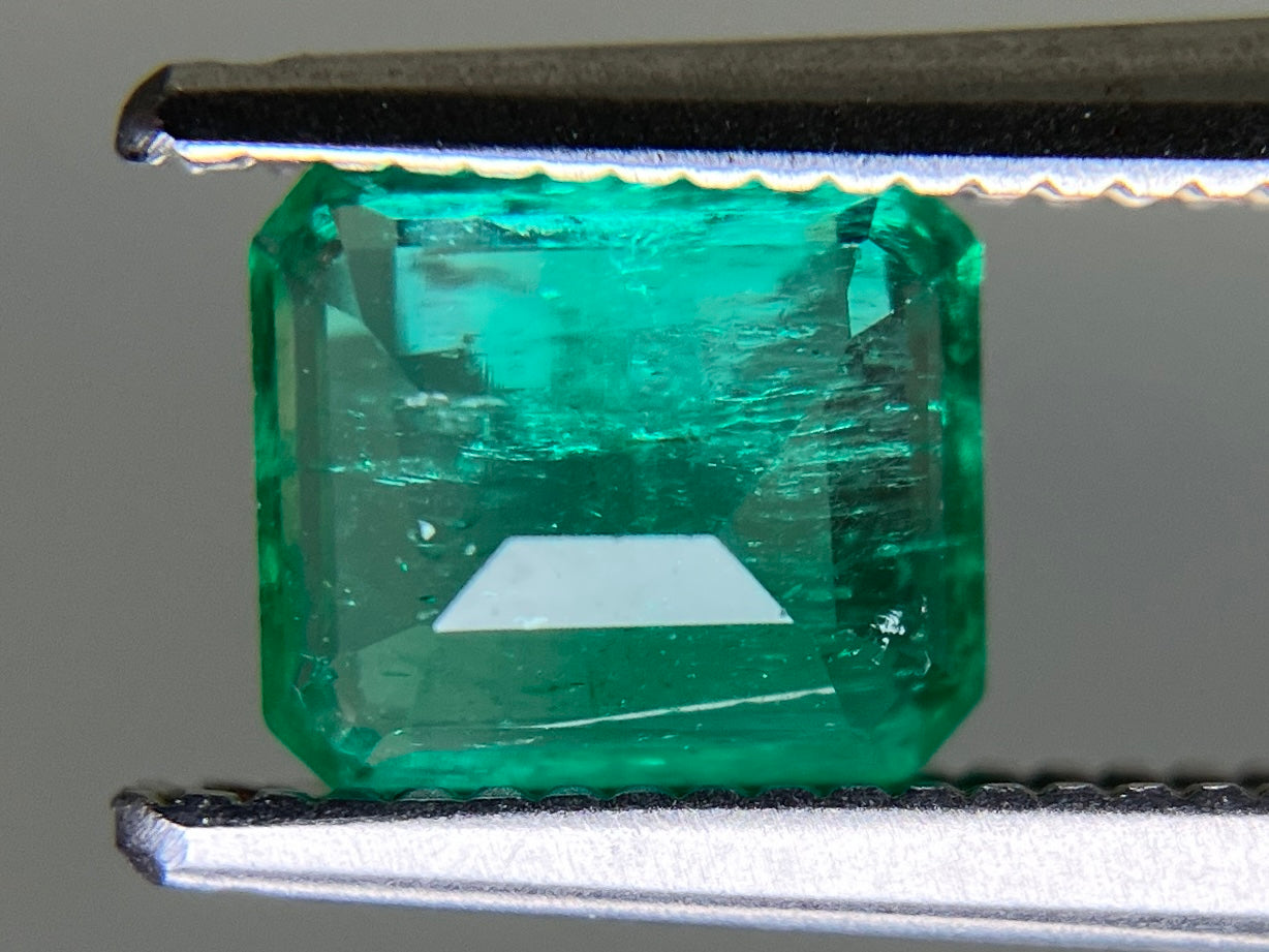 エメラルド 天然 0.791ct 中央宝石ソーティング付き 6.22㎜×5.38㎜×3.03㎜ ルース（ 裸石 ） 7406YY
