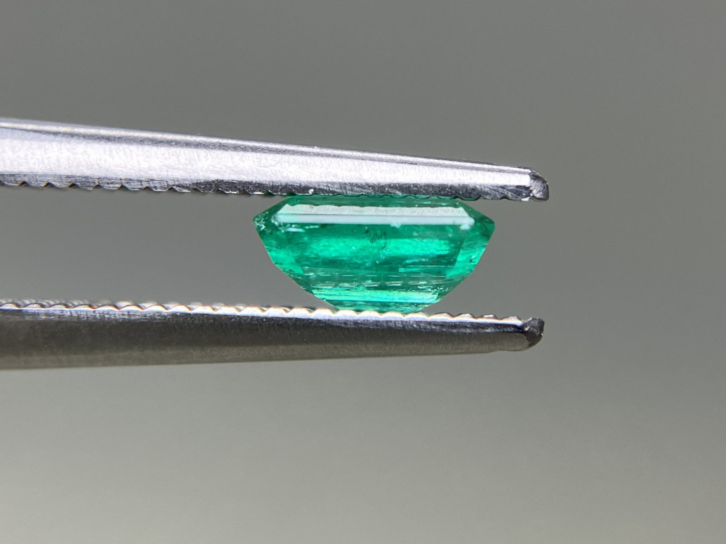 エメラルド 天然 0.791ct 中央宝石ソーティング付き 6.22㎜×5.38㎜×3.03㎜ ルース（ 裸石 ） 7406YY