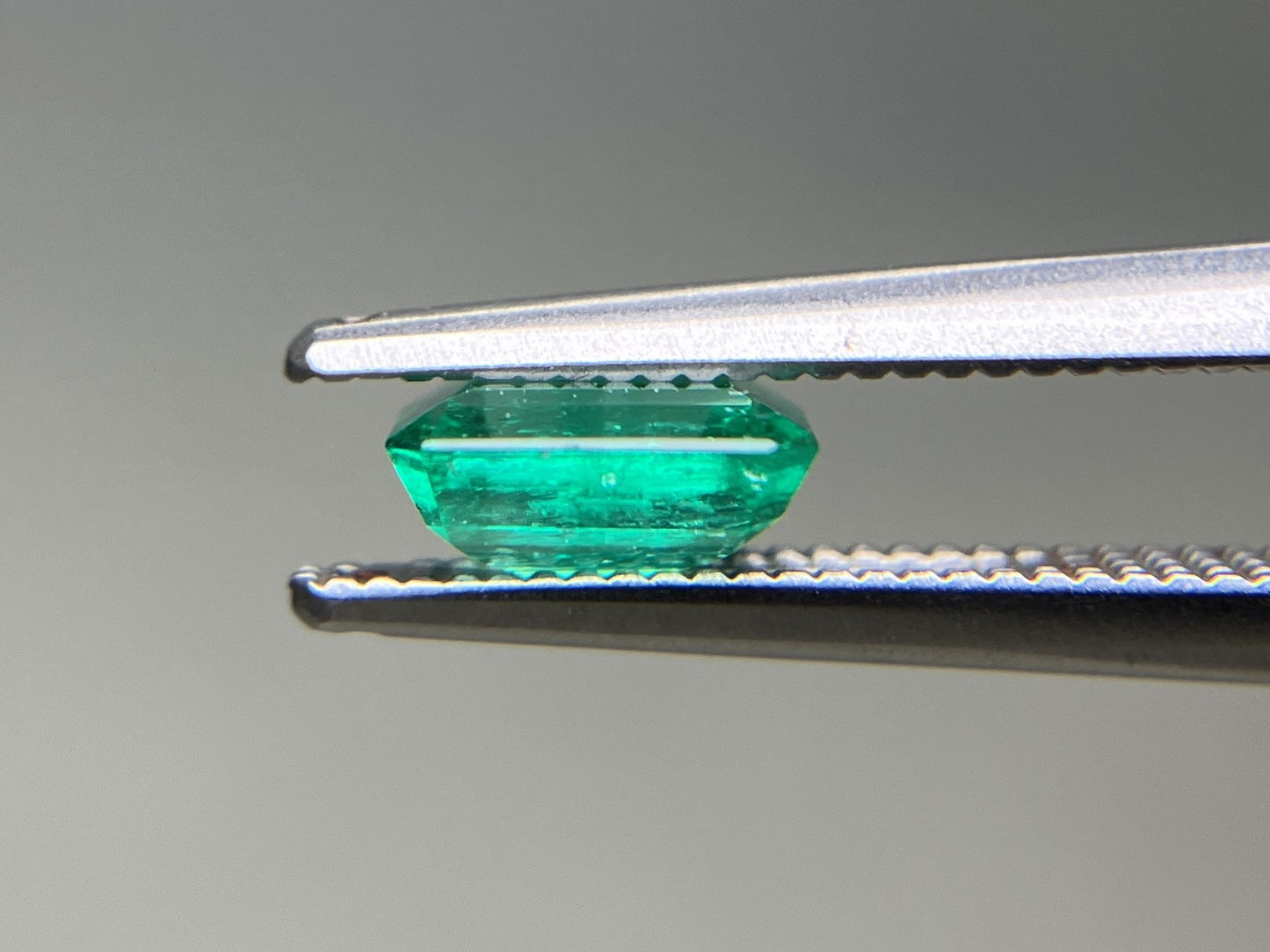 エメラルド 天然 0.791ct 中央宝石ソーティング付き 6.22㎜×5.38㎜×3.03㎜ ルース（ 裸石 ） 7406YY
