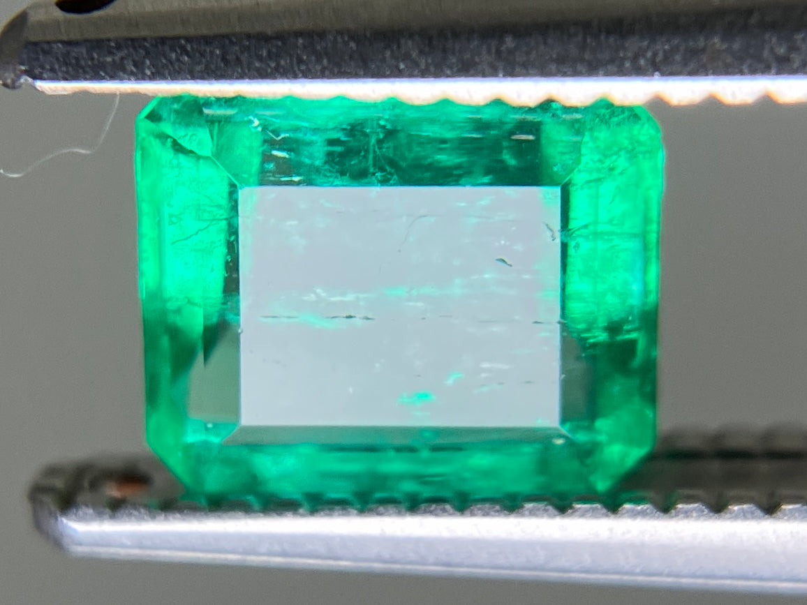 エメラルド 天然 0.791ct 中央宝石ソーティング付き 6.22㎜×5.38㎜×3.03㎜ ルース（ 裸石 ） 7406YY