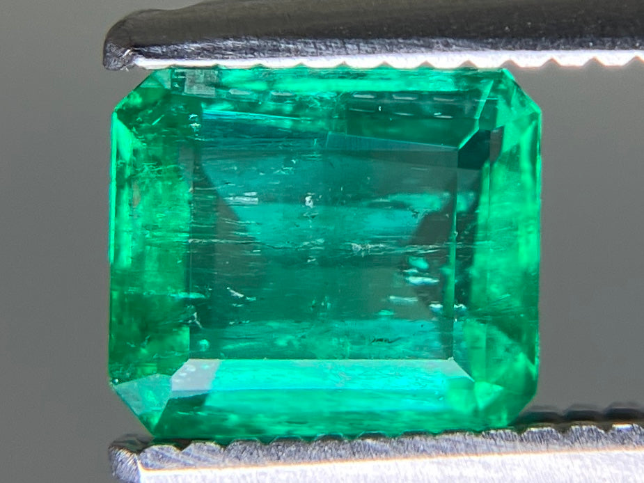 エメラルド 天然 0.791ct 中央宝石ソーティング付き 6.22㎜×5.38㎜×3.03㎜ ルース（ 裸石 ） 7406YY
