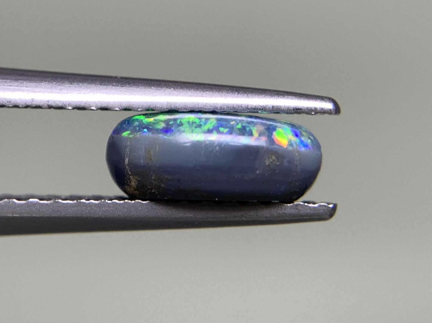 ブラックオパール 0.935ct 宝石ソーティング付き  8.0㎜×5.0㎜×3.3㎜  ルース（ 裸石 ） 2527Y