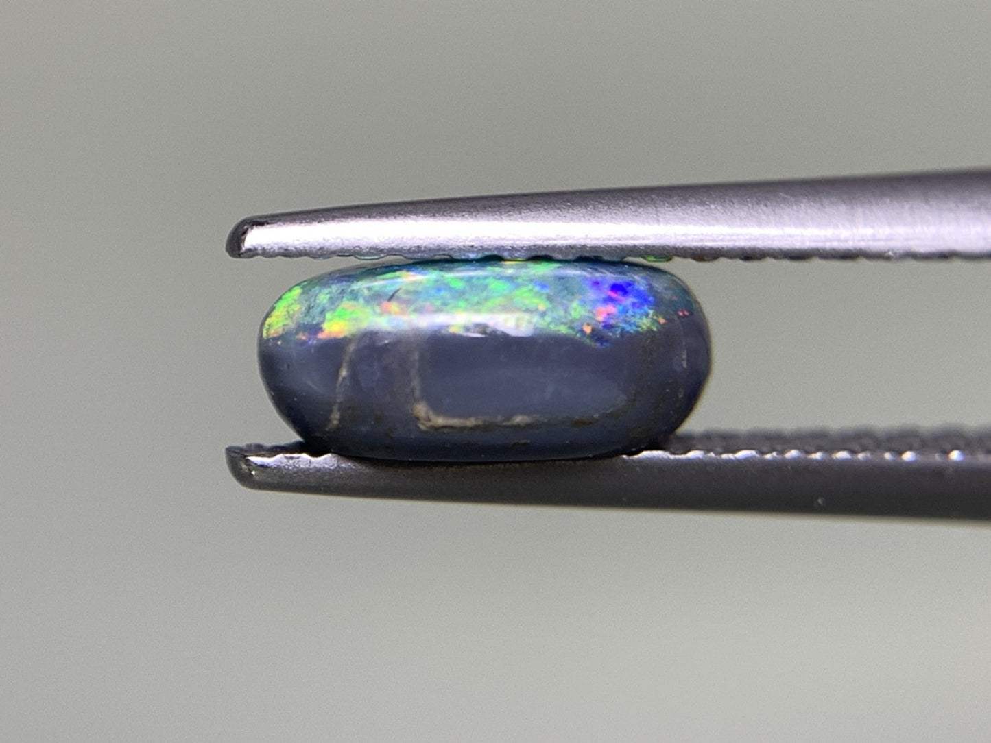 ブラックオパール 0.935ct 宝石ソーティング付き  8.0㎜×5.0㎜×3.3㎜  ルース（ 裸石 ） 2527Y