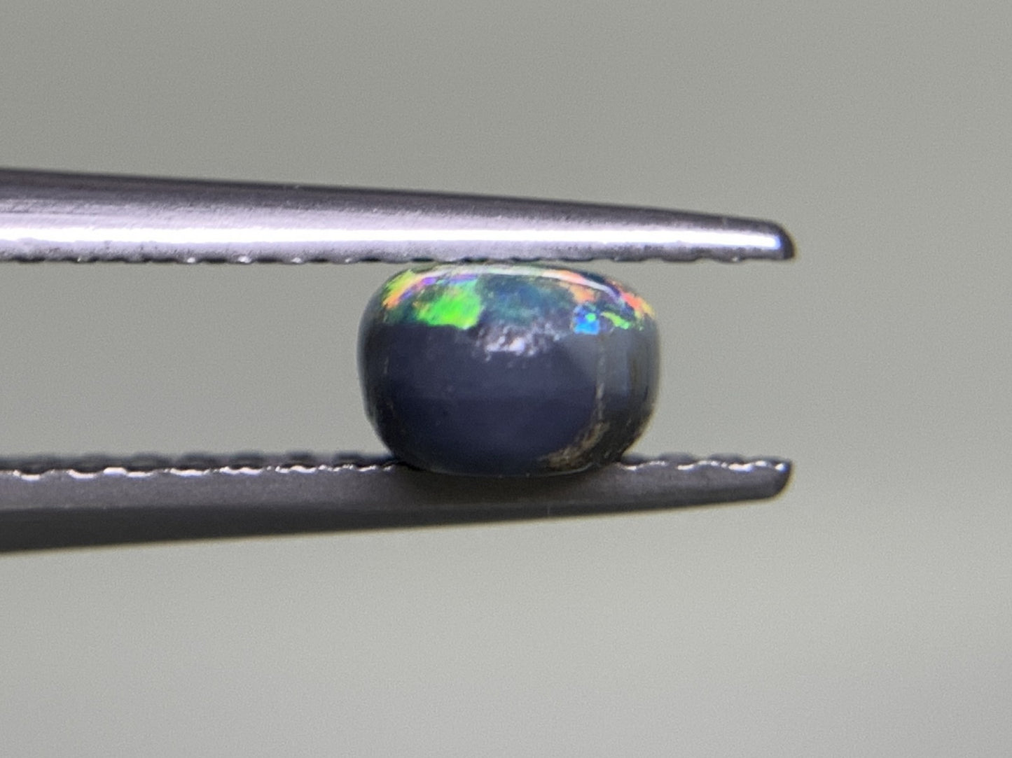 ブラックオパール 0.935ct 宝石ソーティング付き  8.0㎜×5.0㎜×3.3㎜  ルース（ 裸石 ） 2527Y