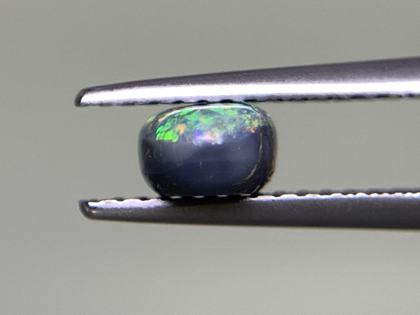 ブラックオパール 0.935ct 宝石ソーティング付き  8.0㎜×5.0㎜×3.3㎜  ルース（ 裸石 ） 2527Y