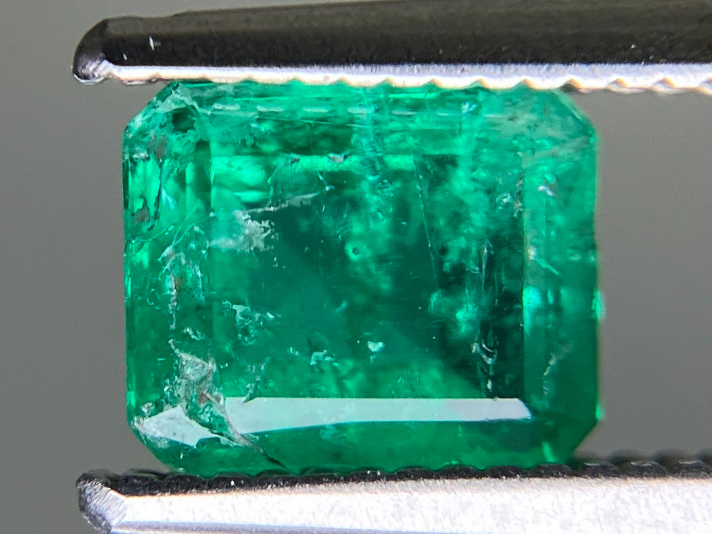 エメラルド 天然 0.981ct 中央宝石ソーティング付き 6.38㎜×5.48㎜×3.75㎜ ルース（ 裸石 ） 7398YY