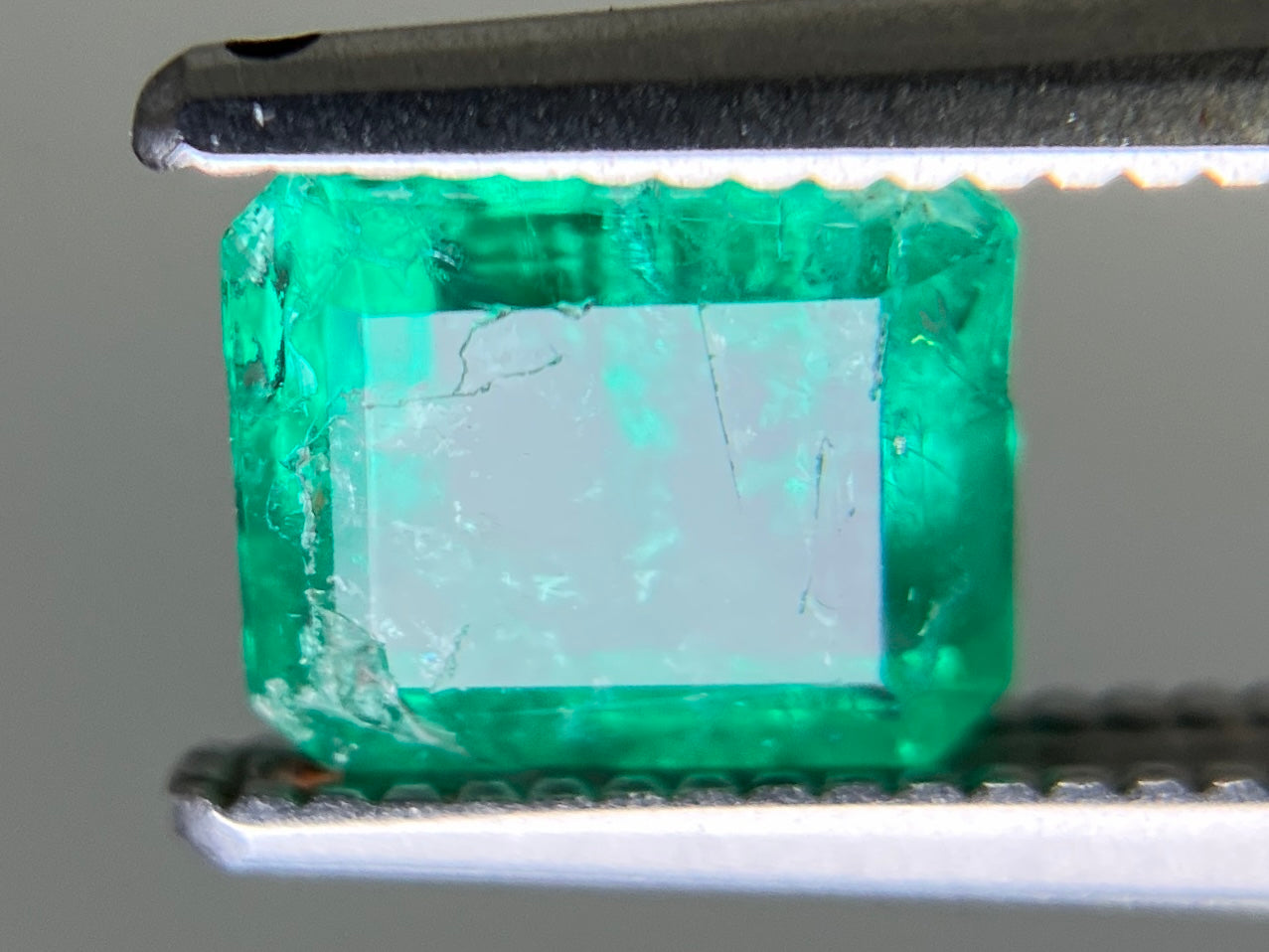 エメラルド 天然 0.981ct 中央宝石ソーティング付き 6.38㎜×5.48㎜×3.75㎜ ルース（ 裸石 ） 7398YY