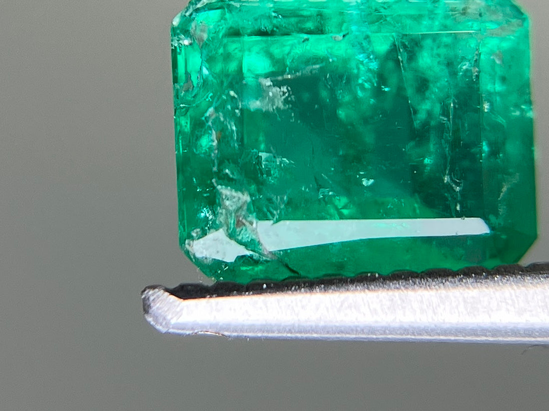 エメラルド 天然 0.981ct 中央宝石ソーティング付き 6.38㎜×5.48㎜×3.75㎜ ルース（ 裸石 ） 7398YY