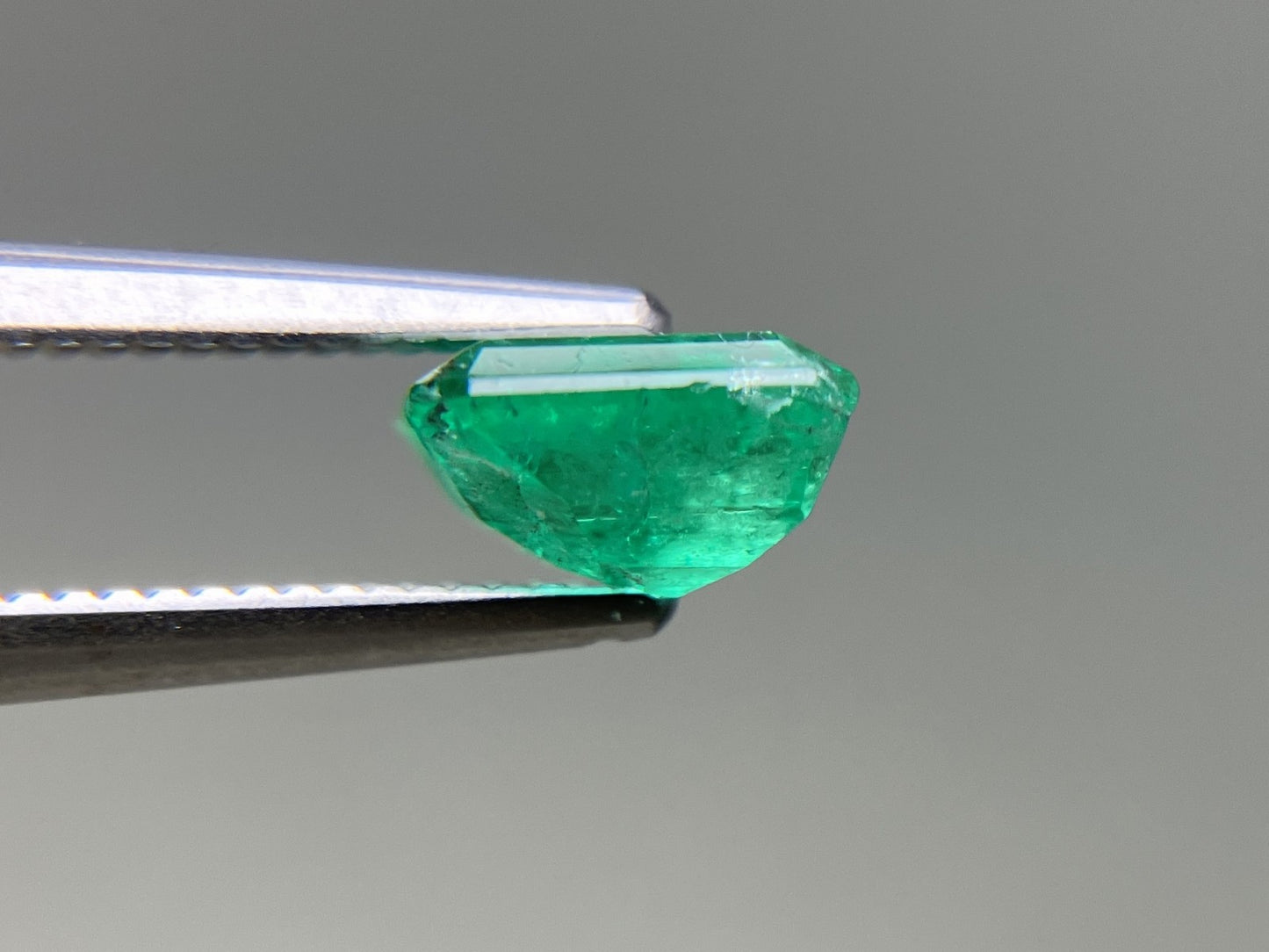 エメラルド 天然 0.981ct 中央宝石ソーティング付き 6.38㎜×5.48㎜×3.75㎜ ルース（ 裸石 ） 7398YY