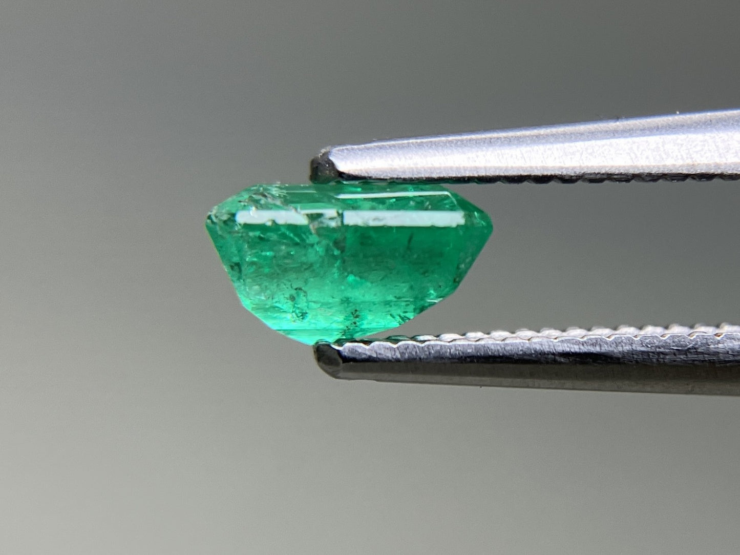 エメラルド 天然 0.981ct 中央宝石ソーティング付き 6.38㎜×5.48㎜×3.75㎜ ルース（ 裸石 ） 7398YY