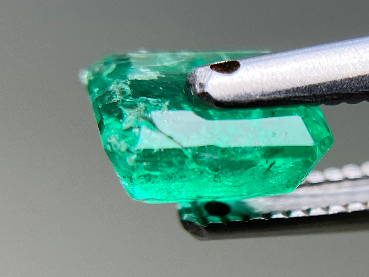 エメラルド 天然 0.981ct 中央宝石ソーティング付き 6.38㎜×5.48㎜×3.75㎜ ルース（ 裸石 ） 7398YY