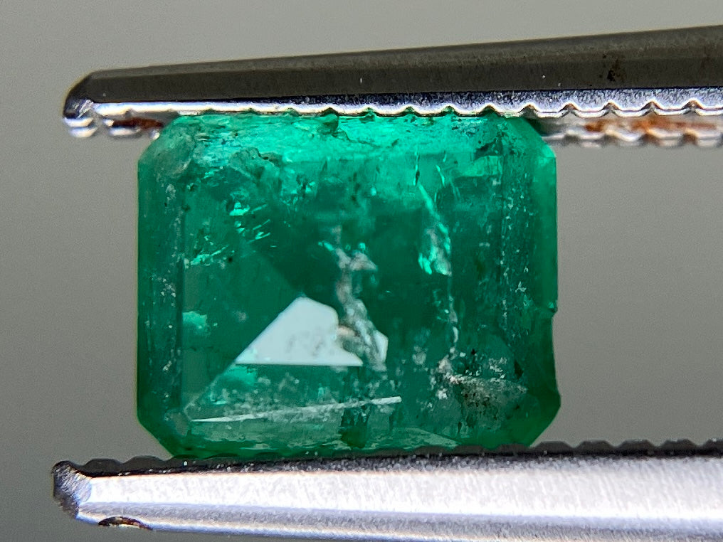 エメラルド 天然 0.981ct 中央宝石ソーティング付き 6.38㎜×5.48㎜×3.75㎜ ルース（ 裸石 ） 7398YY
