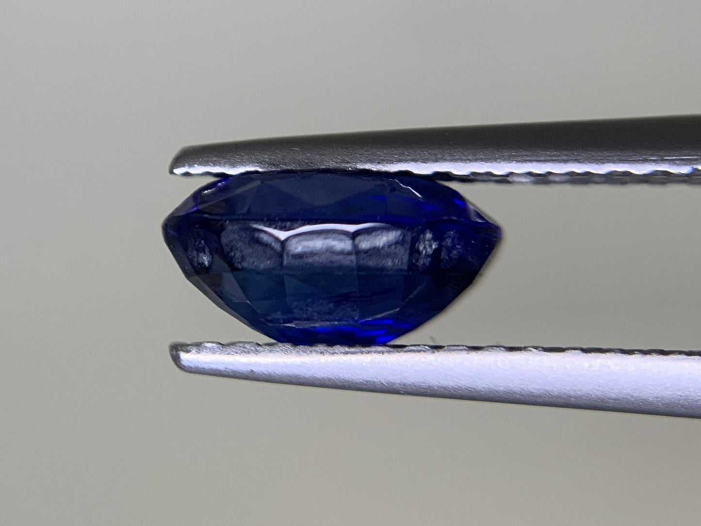 サファイア 1.676ct  宝石ソーティング付き  7.6㎜×5.9㎜×3.9㎜  ルース（ 裸石 ） 1921Y