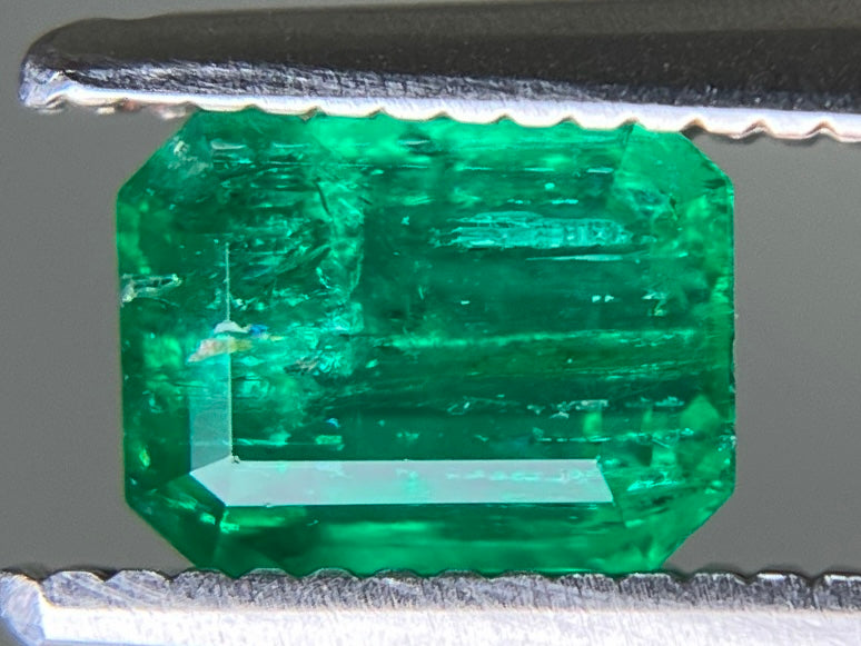 エメラルド 天然 0.785ct 中央宝石ソーティング付き 5.91㎜×4.53㎜×3.54㎜ ルース（ 裸石 ） 7396YY