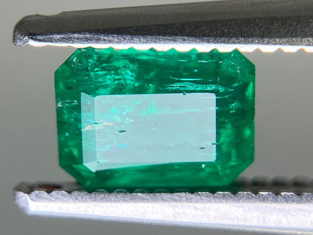 エメラルド 天然 0.785ct 中央宝石ソーティング付き 5.91㎜×4.53㎜×3.54㎜ ルース（ 裸石 ） 7396YY