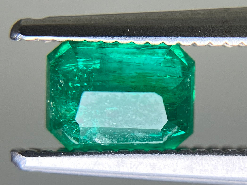 エメラルド 天然 0.785ct 中央宝石ソーティング付き 5.91㎜×4.53㎜×3.54㎜ ルース（ 裸石 ） 7396YY