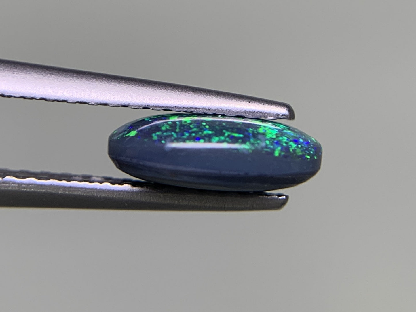 ブラックオパール 1.051ct 宝石ソーティング付き  8.7㎜×6.1㎜×2.9㎜  ルース（ 裸石 ） 3713Y