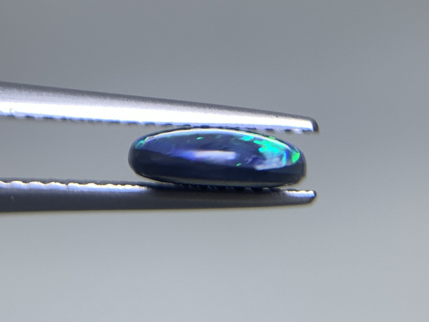 ブラックオパール 天然  1.553ct  中央宝石ソーティング付き  10.6㎜×8.3㎜×2.7㎜  ルース（ 裸石 ） 5895Y