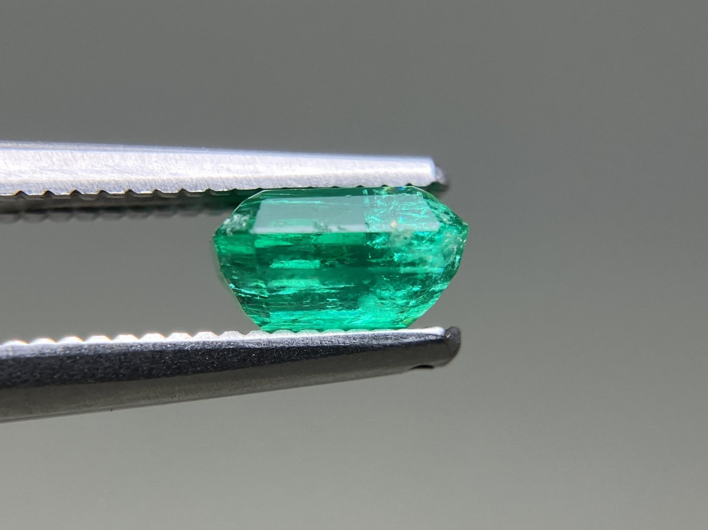 エメラルド 天然 0.785ct 中央宝石ソーティング付き 5.91㎜×4.53㎜×3.54㎜ ルース（ 裸石 ） 7396YY