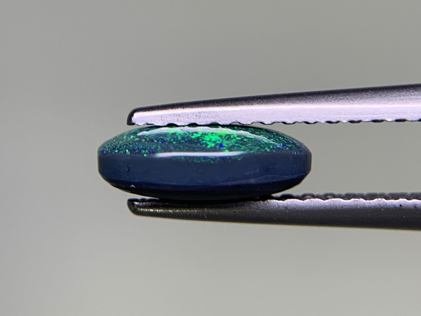 ブラックオパール 1.051ct 宝石ソーティング付き  8.7㎜×6.1㎜×2.9㎜  ルース（ 裸石 ） 3713Y