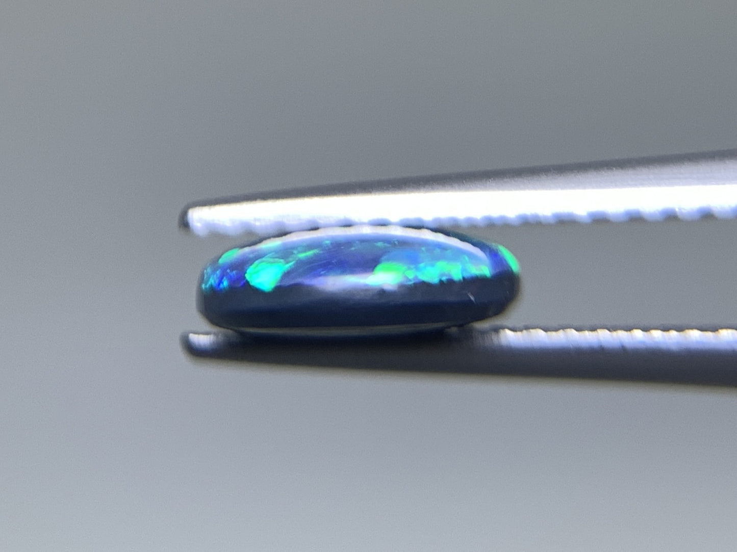 ブラックオパール 天然  1.553ct  中央宝石ソーティング付き  10.6㎜×8.3㎜×2.7㎜  ルース（ 裸石 ） 5895Y