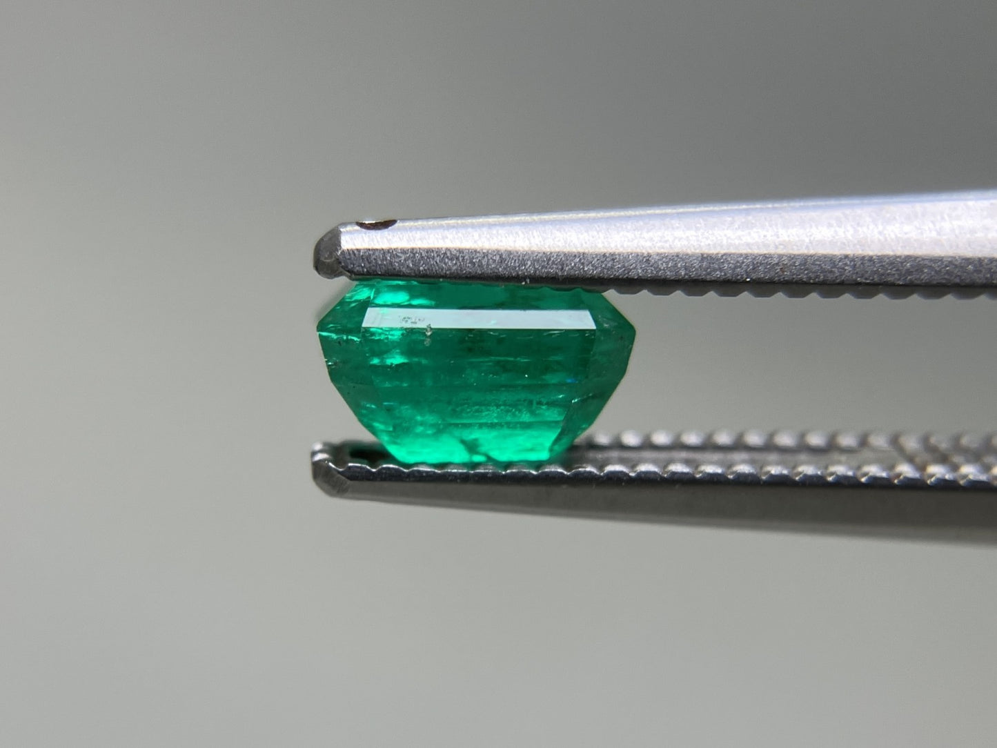 エメラルド 天然 0.785ct 中央宝石ソーティング付き 5.91㎜×4.53㎜×3.54㎜ ルース（ 裸石 ） 7396YY