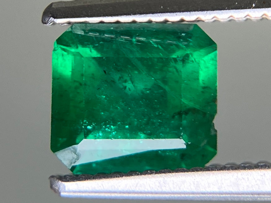 エメラルド 天然 0.818ct 中央宝石ソーティング付き 6.27㎜×5.73㎜×3.60㎜ ルース（ 裸石 ） 7327YY