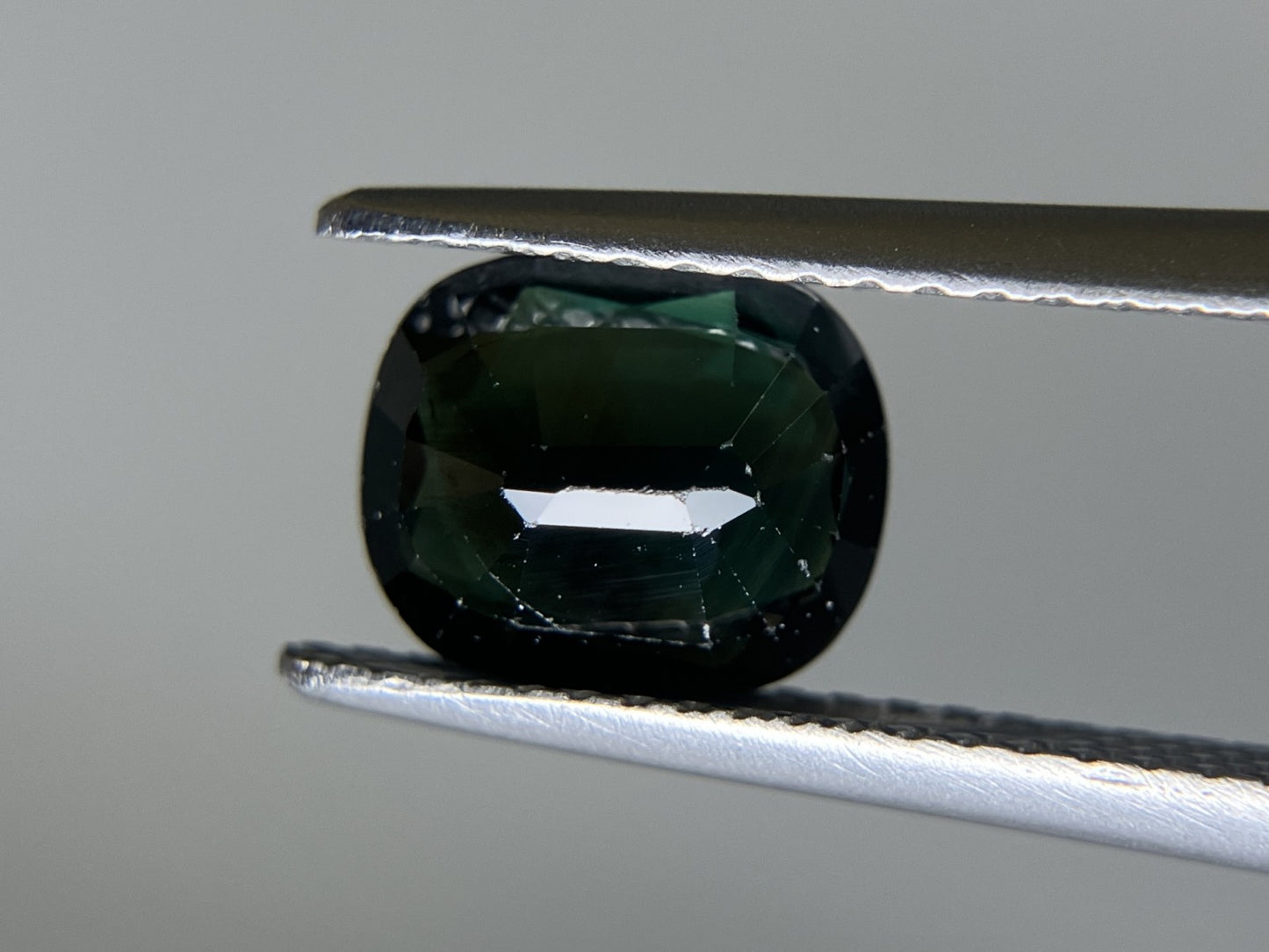 天然サファイア 非加熱 タイ産 1.74ct GIA鑑別書付き  7.93㎜×6.78㎜×3.38㎜ ルース（ 裸石 ） 2398S