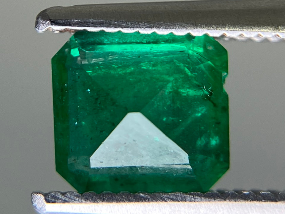 エメラルド 天然 0.818ct 中央宝石ソーティング付き 6.27㎜×5.73㎜×3.60㎜ ルース（ 裸石 ） 7327YY