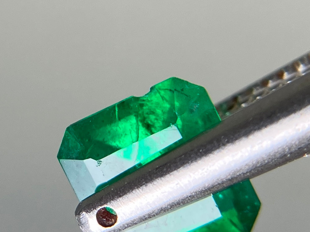 エメラルド 天然 0.818ct 中央宝石ソーティング付き 6.27㎜×5.73㎜×3.60㎜ ルース（ 裸石 ） 7327YY