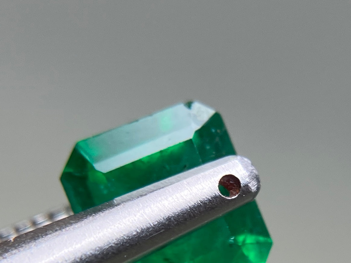 エメラルド 天然 0.818ct 中央宝石ソーティング付き 6.27㎜×5.73㎜×3.60㎜ ルース（ 裸石 ） 7327YY