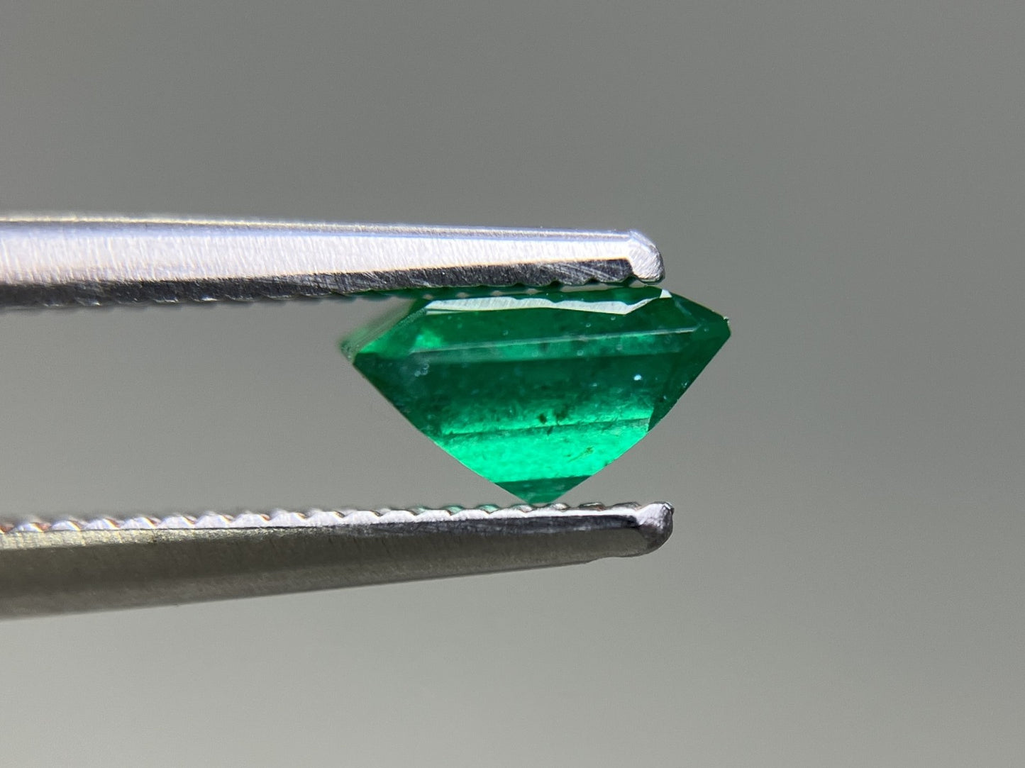 エメラルド 天然 0.818ct 中央宝石ソーティング付き 6.27㎜×5.73㎜×3.60㎜ ルース（ 裸石 ） 7327YY