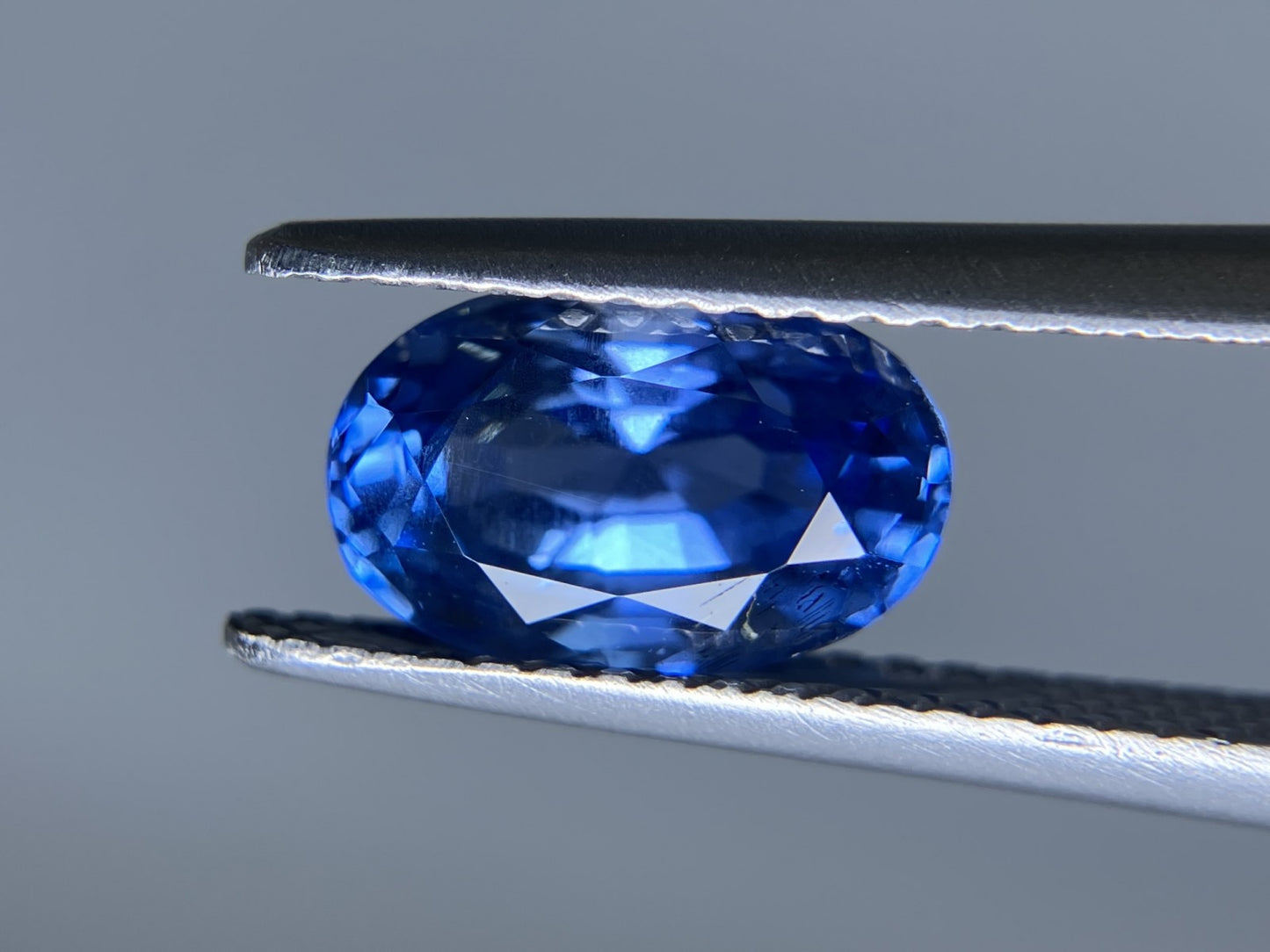 天然サファイア 非加熱 2.33ct GIA鑑別書付き  9.24㎜×5.92㎜×4.93㎜ ルース（ 裸石 ） 2868S