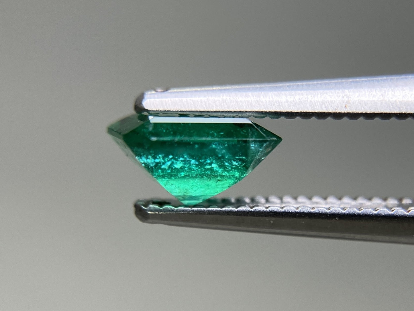 エメラルド 天然 0.818ct 中央宝石ソーティング付き 6.27㎜×5.73㎜×3.60㎜ ルース（ 裸石 ） 7327YY