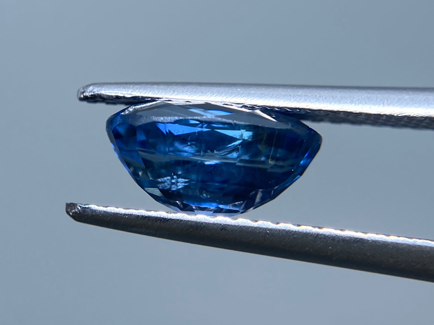 天然サファイア 非加熱 2.33ct GIA鑑別書付き  9.24㎜×5.92㎜×4.93㎜ ルース（ 裸石 ） 2868S