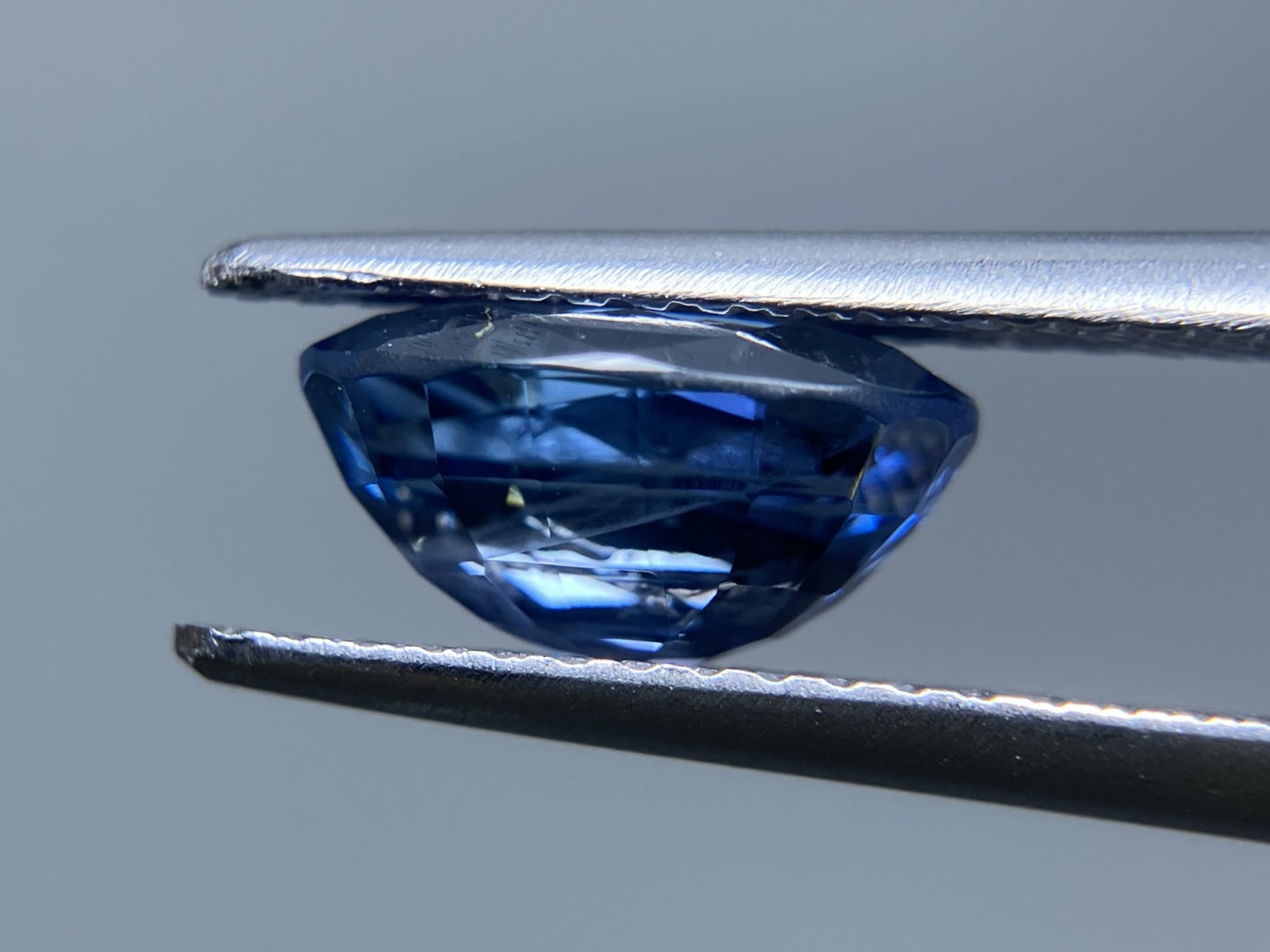天然サファイア 非加熱 2.33ct GIA鑑別書付き  9.24㎜×5.92㎜×4.93㎜ ルース（ 裸石 ） 2868S