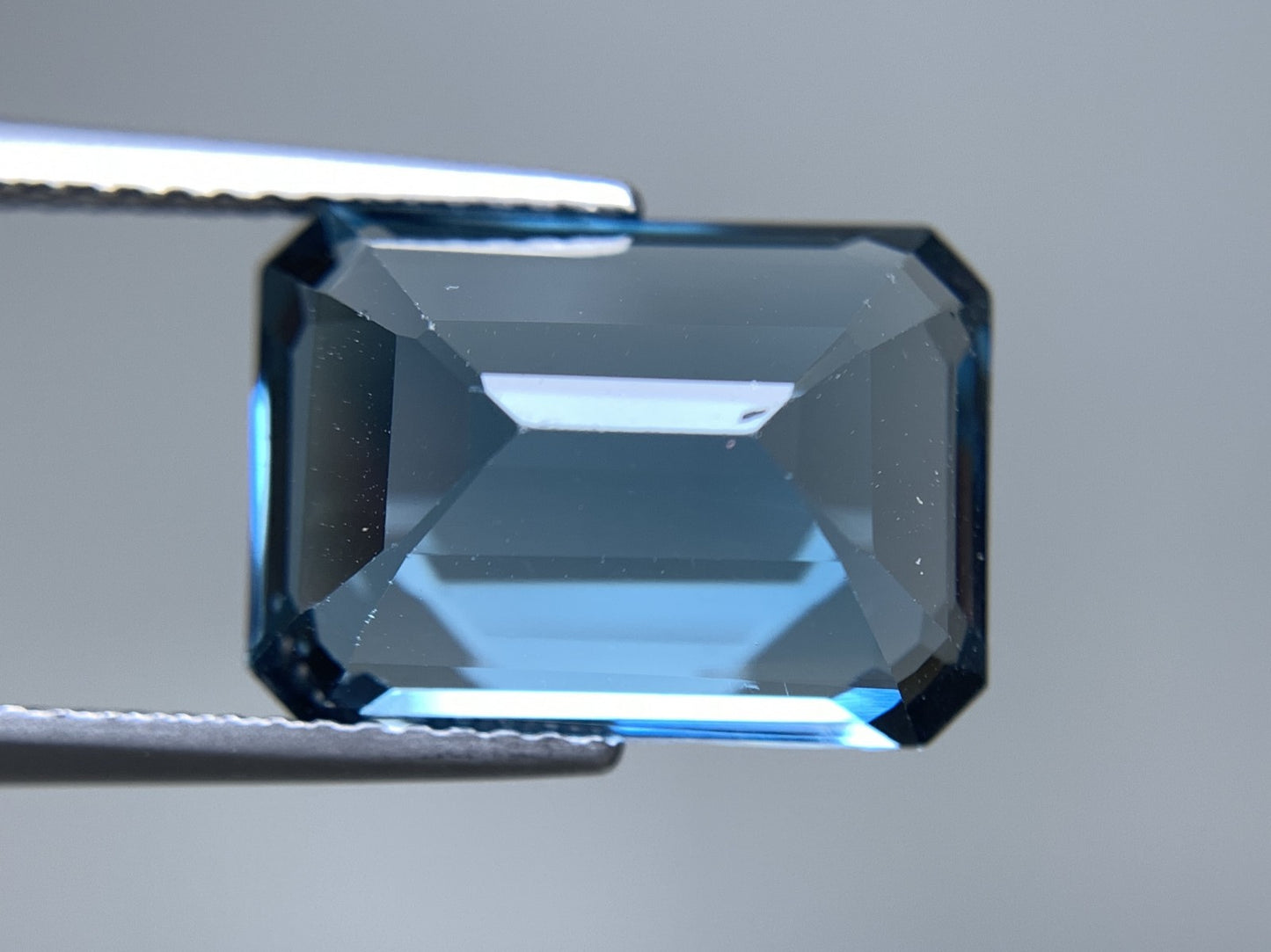 ロンドンブルートパーズ 天然 9.552ct 宝石鑑別書付き 14.10㎜×10.14㎜×7.00㎜ ルース（ 裸石 ） 6790Y