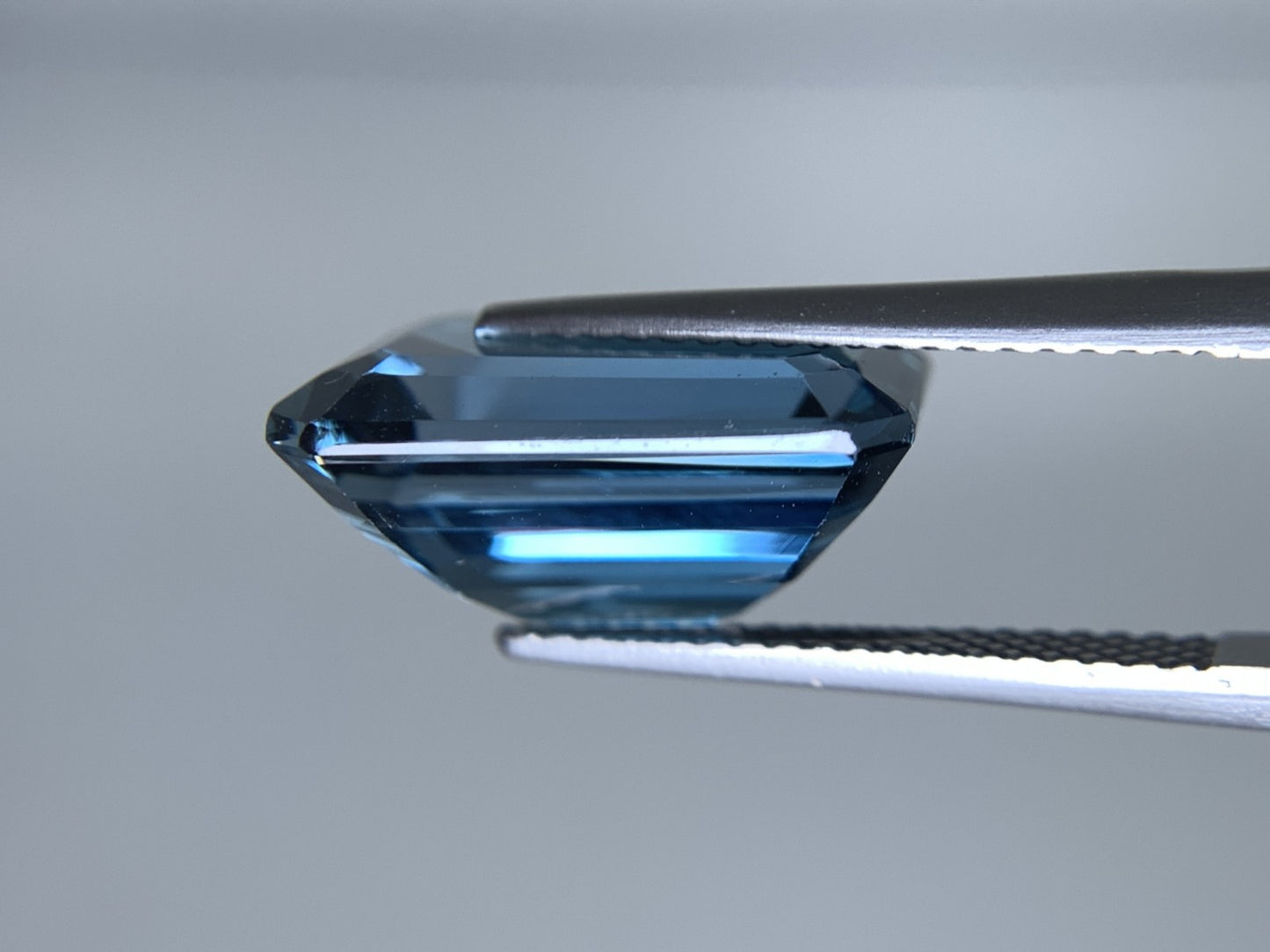 ロンドンブルートパーズ 天然 9.552ct 宝石鑑別書付き 14.10㎜×10.14㎜×7.00㎜ ルース（ 裸石 ） 6790Y