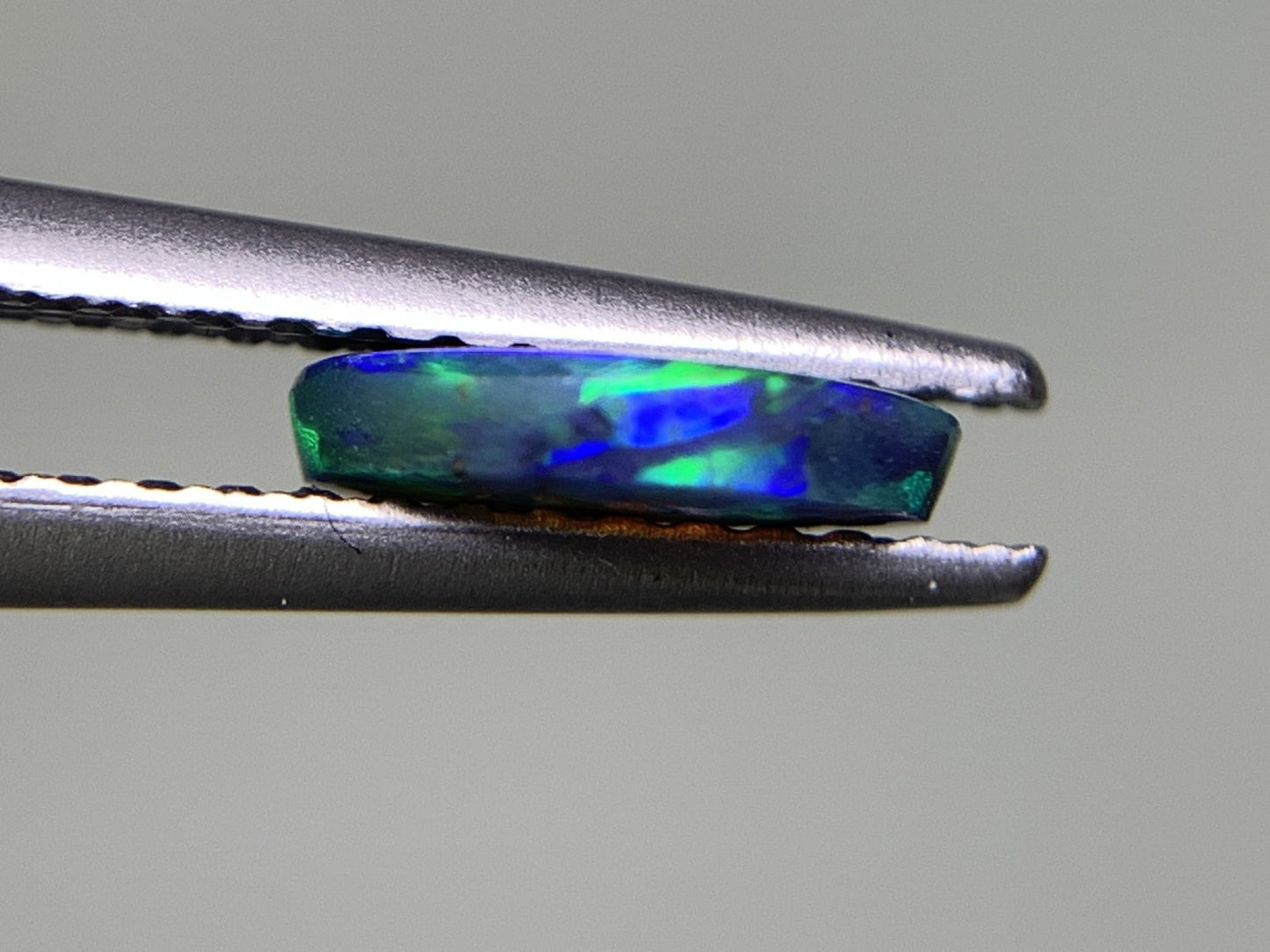 ブラックオパール 0.488ct 宝石ソーティング付き  7.4㎜×5.7㎜×1.6㎜  ルース（ 裸石 ） 2528Y