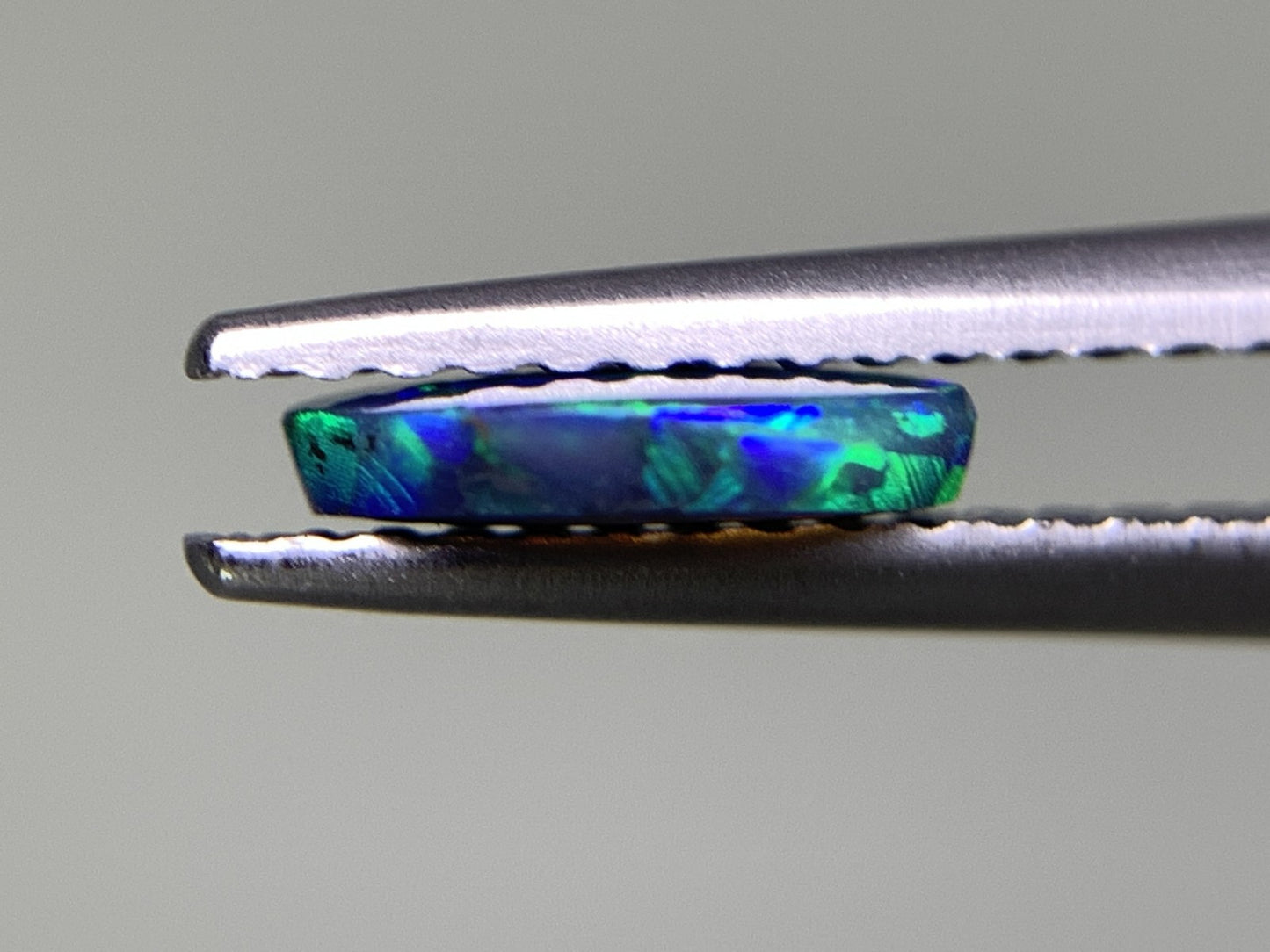 ブラックオパール 0.488ct 宝石ソーティング付き  7.4㎜×5.7㎜×1.6㎜  ルース（ 裸石 ） 2528Y